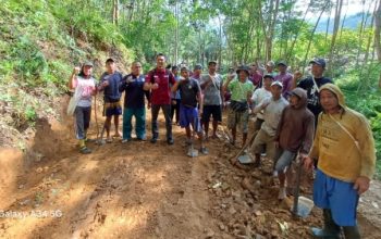Warga Lampung Barat Swadaya Cor Jalan Rusak Parah di Margajaya dan Rawa Agung