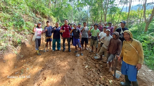 Warga Lampung Barat Swadaya Cor Jalan Rusak Parah di Margajaya dan Rawa Agung