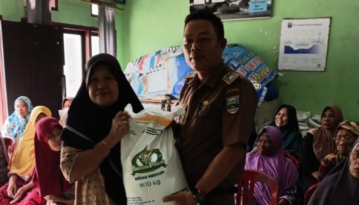 Pemdes Kota Karang Salurkan Bantuan Beras kepada 81 KPM