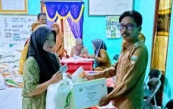 Pemdes Batu Raja Salurkan Bantuan Beras kepada 97 KPM