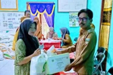 Peratin Batu Raja, Edwarlin, secara simbolis menyerahkan bantuan beras kepada salah satu warga penerima manfaat dalam kegiatan penyaluran bantuan pangan Cadangan Beras Pemerintah (CBP) di Balai Pekon Batu Raja, Kecamatan Pesisir Utara, Selasa (29/7/2025).