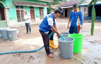 Polsek Semaka, PDAM Way Agung, dan Uspika Salurkan Air Bersih ke Warga Terdampak Banjir