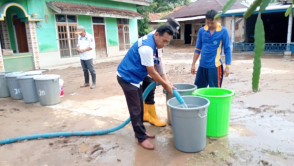 Polsek Semaka, PDAM Way Agung, dan Uspika Salurkan Air Bersih ke Warga Terdampak Banjir