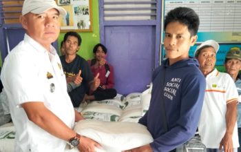 Peratin Bandarsyah Salurkan Bantuan Beras untuk 243 KPM di Lemong
