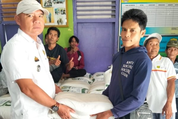 Peratin Bandarsyah Salurkan Bantuan Beras untuk 243 KPM di Lemong