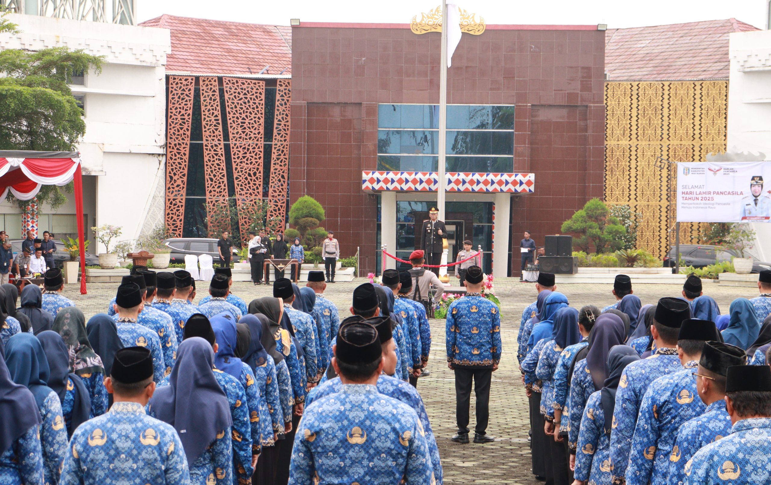 Kapolres Way Kanan AKBP Adanan Mangopang, S.I.K. bertindak sebagai Inspektur Upacara pada peringatan Hari Lahir Pancasila Tingkat Kabupaten Way Kanan Tahun 2025 yang digelar di Halaman Buway Pemuka, Senin (2/6/2025).