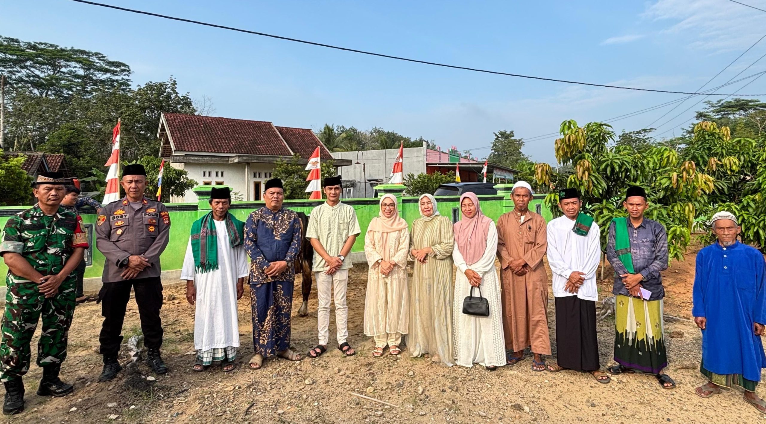 Plt. Bupati Way Kanan, Ayu Asalasiyah, S.Ked., melaksanakan Sholat Idul Adha 1446 H/2025 M bersama masyarakat di Masjid Hidayatul Iman, Kampung Karya Jaya, Kecamatan Way Tuba, Jum’at (6/6/2025).