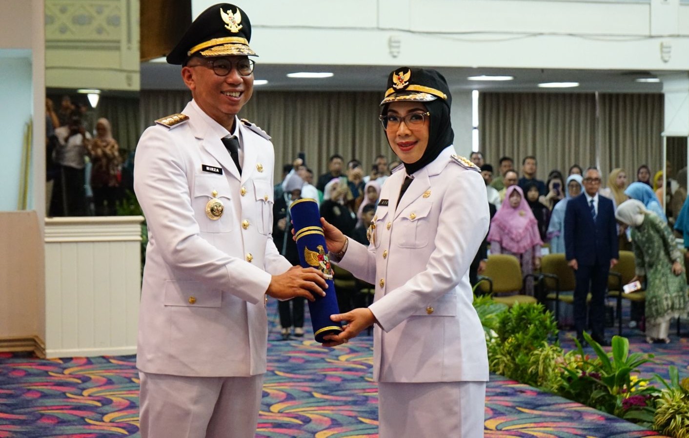 Gubernur Lampung, Rahmat Mirzani Djauzal, S.T., M.M., secara resmi melantik Ayu Asalasiyah, S.Ked., sebagai Bupati Way Kanan definitif di Balai Keratun, Kantor Gubernur Lampung, Selasa (10/06/2025).