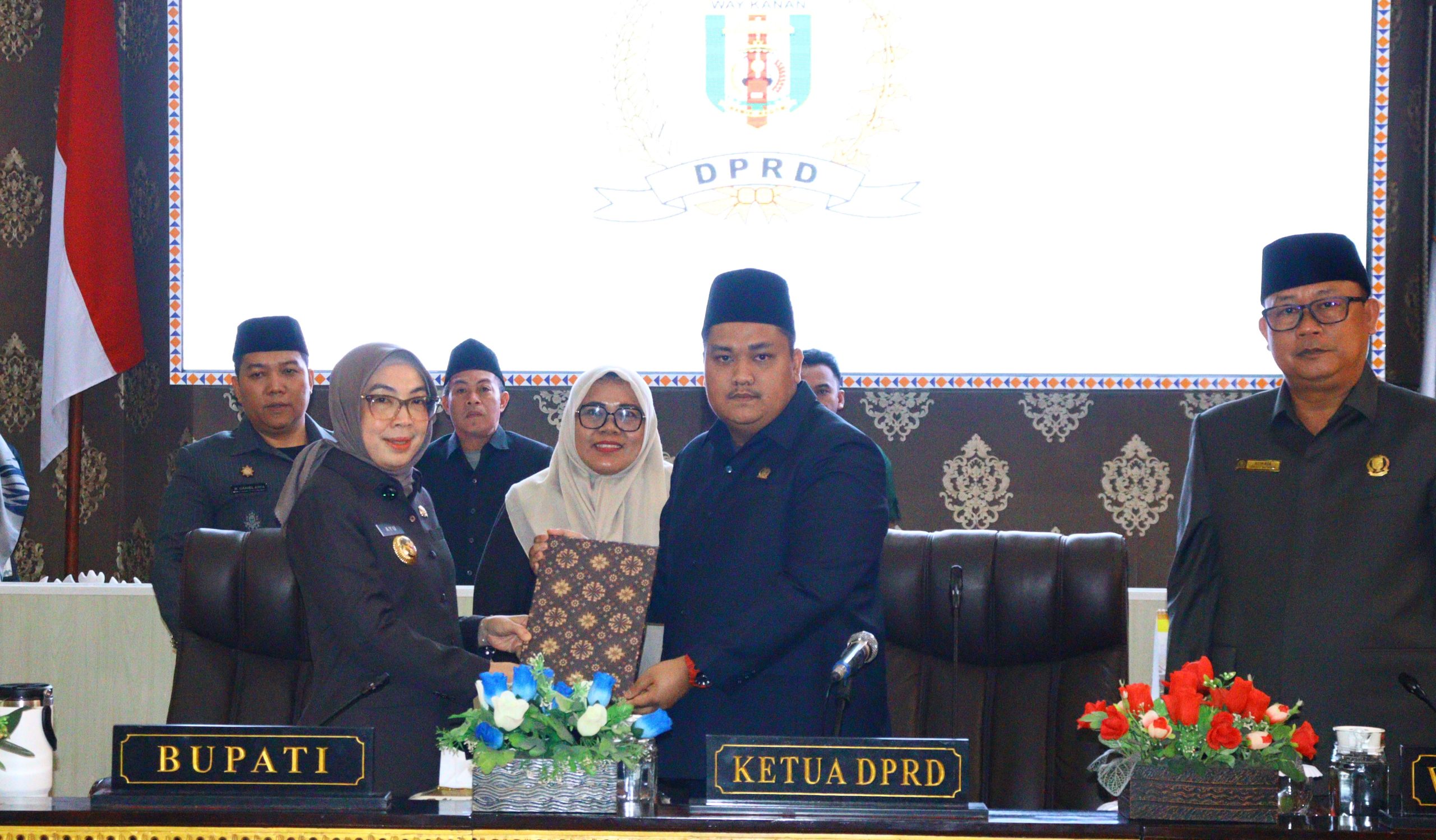 Bupati Way Kanan, Ayu Asalasiyah, S.Ked., menyampaikan Rancangan Peraturan Daerah (Raperda) tentang Pertanggungjawaban Pelaksanaan APBD Tahun Anggaran 2024 dalam Rapat Paripurna DPRD Kabupaten Way Kanan, Jum’at (13/6/2025).