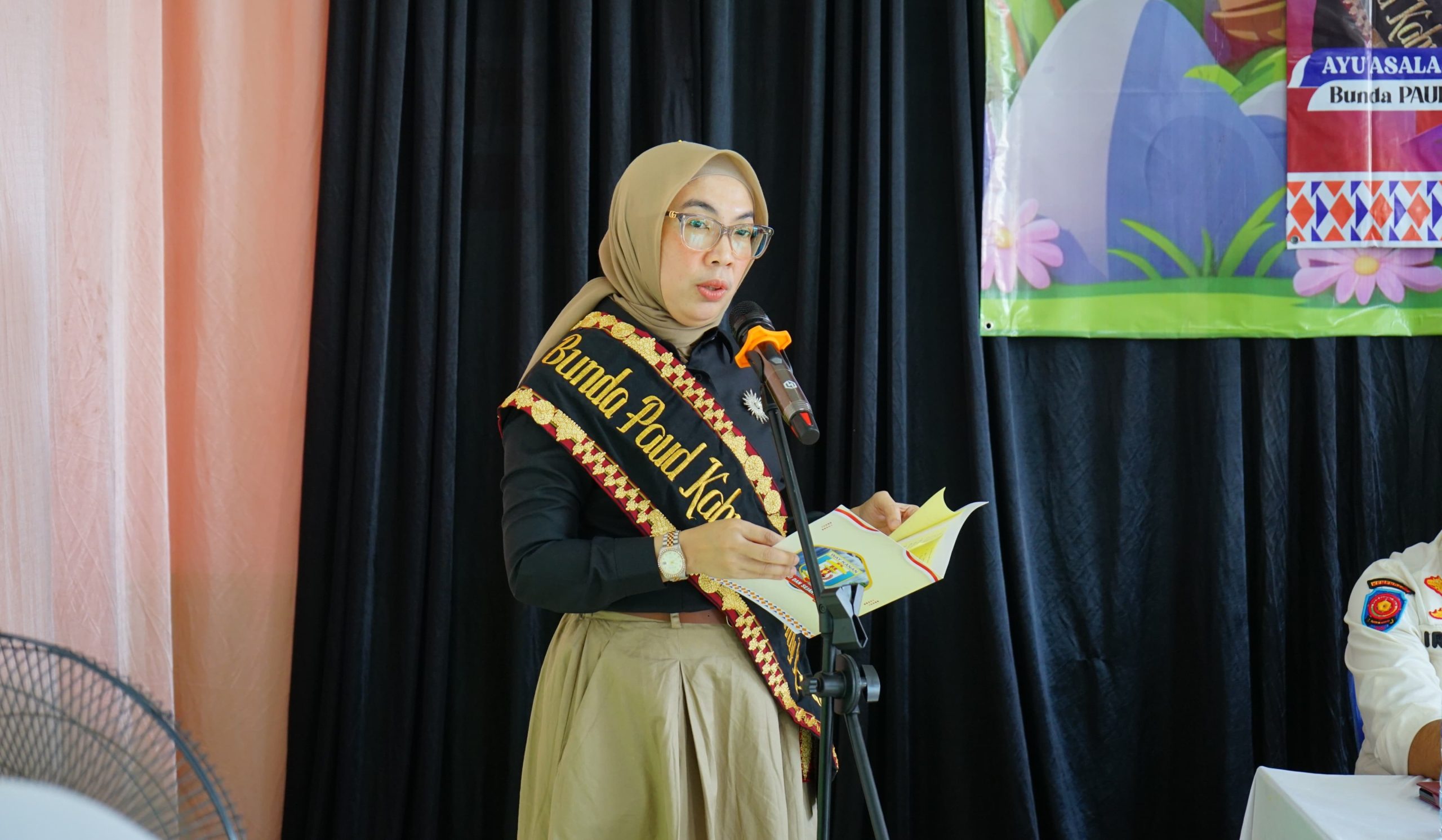 Bunda PAUD Kabupaten Way Kanan, Ayu Asalasiyah, S.Ked., memberikan sambutan pada kegiatan Pembinaan Kelembagaan dan Manajemen PAUD Tahun 2025 di TK Negeri Pembina, Kecamatan Pakuan Ratu, Senin (16/06/2025).