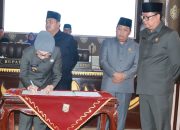 Bupati Way Kanan, Ayu Asalasiyah, S.Ked., menandatangani Nota Persetujuan Pengesahan Raperda tentang Perubahan APBD Tahun Anggaran 2025 dalam Rapat Paripurna DPRD Kabupaten Way Kanan, Kamis (24/07/2025).