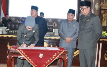 Bupati Way Kanan, Ayu Asalasiyah, S.Ked., menandatangani Nota Persetujuan Pengesahan Raperda tentang Perubahan APBD Tahun Anggaran 2025 dalam Rapat Paripurna DPRD Kabupaten Way Kanan, Kamis (24/07/2025).