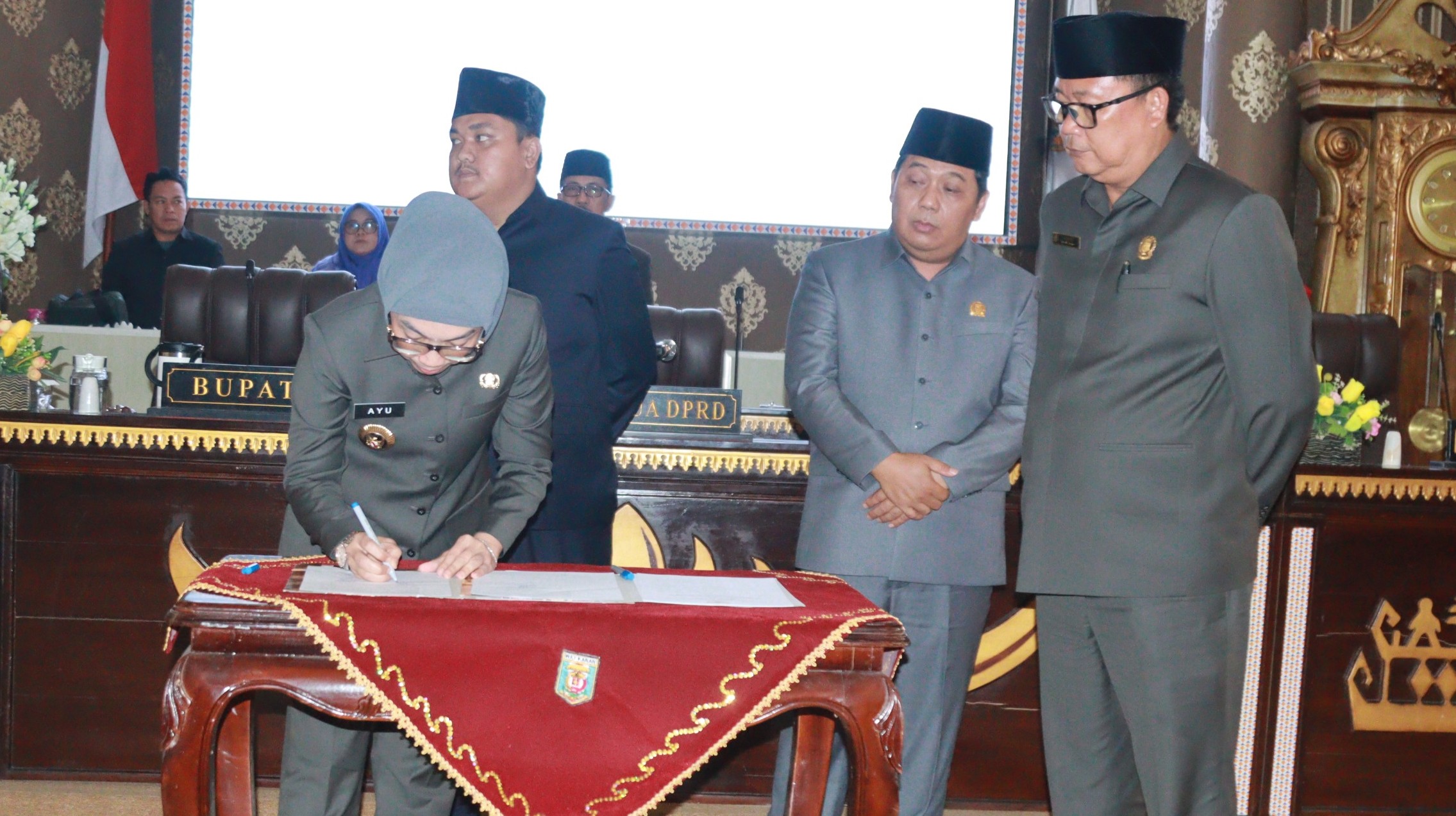 Bupati Way Kanan, Ayu Asalasiyah, S.Ked., menandatangani Nota Persetujuan Pengesahan Raperda tentang Perubahan APBD Tahun Anggaran 2025 dalam Rapat Paripurna DPRD Kabupaten Way Kanan, Kamis (24/07/2025).
