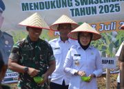 Komandan Kodim 0427/Way Kanan Letkol Arm Sigit Windarto dan Bupati Way Kanan, dr. Ayu Asalasiyah, S.Ked, bersama jajaran Forkopimda mengenakan caping saat mengikuti kegiatan Gerakan Tanam Jagung Petani Mitra Adhyaksa di Kampung Sidoarjo, Kecamatan Umpu Semenguk, Selasa (23/7/2025).