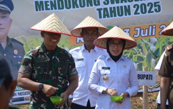 Komandan Kodim 0427/Way Kanan Letkol Arm Sigit Windarto dan Bupati Way Kanan, dr. Ayu Asalasiyah, S.Ked, bersama jajaran Forkopimda mengenakan caping saat mengikuti kegiatan Gerakan Tanam Jagung Petani Mitra Adhyaksa di Kampung Sidoarjo, Kecamatan Umpu Semenguk, Selasa (23/7/2025).