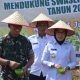 Komandan Kodim 0427/Way Kanan Letkol Arm Sigit Windarto dan Bupati Way Kanan, dr. Ayu Asalasiyah, S.Ked, bersama jajaran Forkopimda mengenakan caping saat mengikuti kegiatan Gerakan Tanam Jagung Petani Mitra Adhyaksa di Kampung Sidoarjo, Kecamatan Umpu Semenguk, Selasa (23/7/2025).