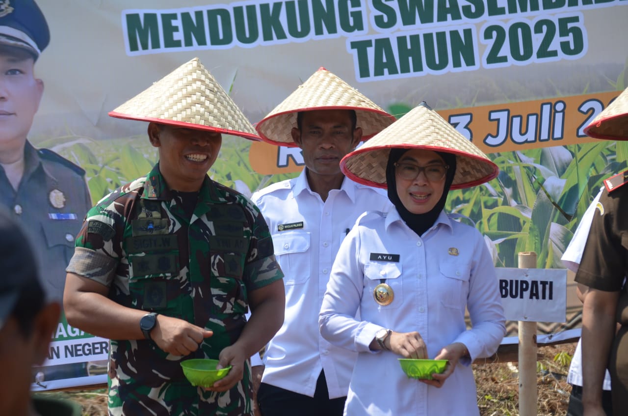 Komandan Kodim 0427/Way Kanan Letkol Arm Sigit Windarto dan Bupati Way Kanan, dr. Ayu Asalasiyah, S.Ked, bersama jajaran Forkopimda mengenakan caping saat mengikuti kegiatan Gerakan Tanam Jagung Petani Mitra Adhyaksa di Kampung Sidoarjo, Kecamatan Umpu Semenguk, Selasa (23/7/2025).