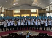 Bupati Way Kanan, dr. Ayu Asalasiyah, S.Ked, bersama jajaran Pemerintah Kabupaten dan ratusan PPPK Formasi Tahun 2024 berfoto bersama usai penyerahan SK, SPMT, dan Kontrak Perjanjian Kerja di Gedung Pusiban, Rabu (16/07/2025).