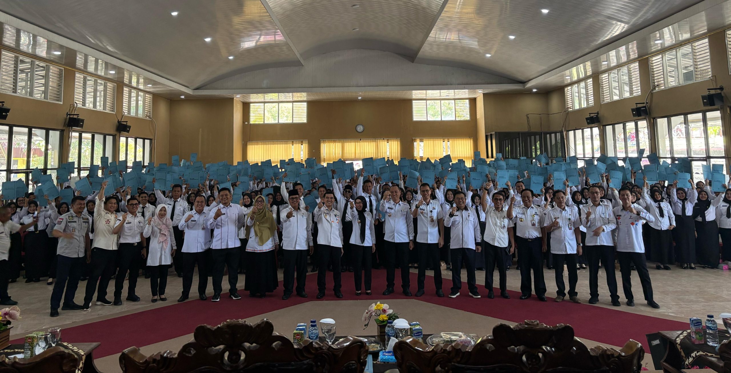 Bupati Way Kanan, dr. Ayu Asalasiyah, S.Ked, bersama jajaran Pemerintah Kabupaten dan ratusan PPPK Formasi Tahun 2024 berfoto bersama usai penyerahan SK, SPMT, dan Kontrak Perjanjian Kerja di Gedung Pusiban, Rabu (16/07/2025).