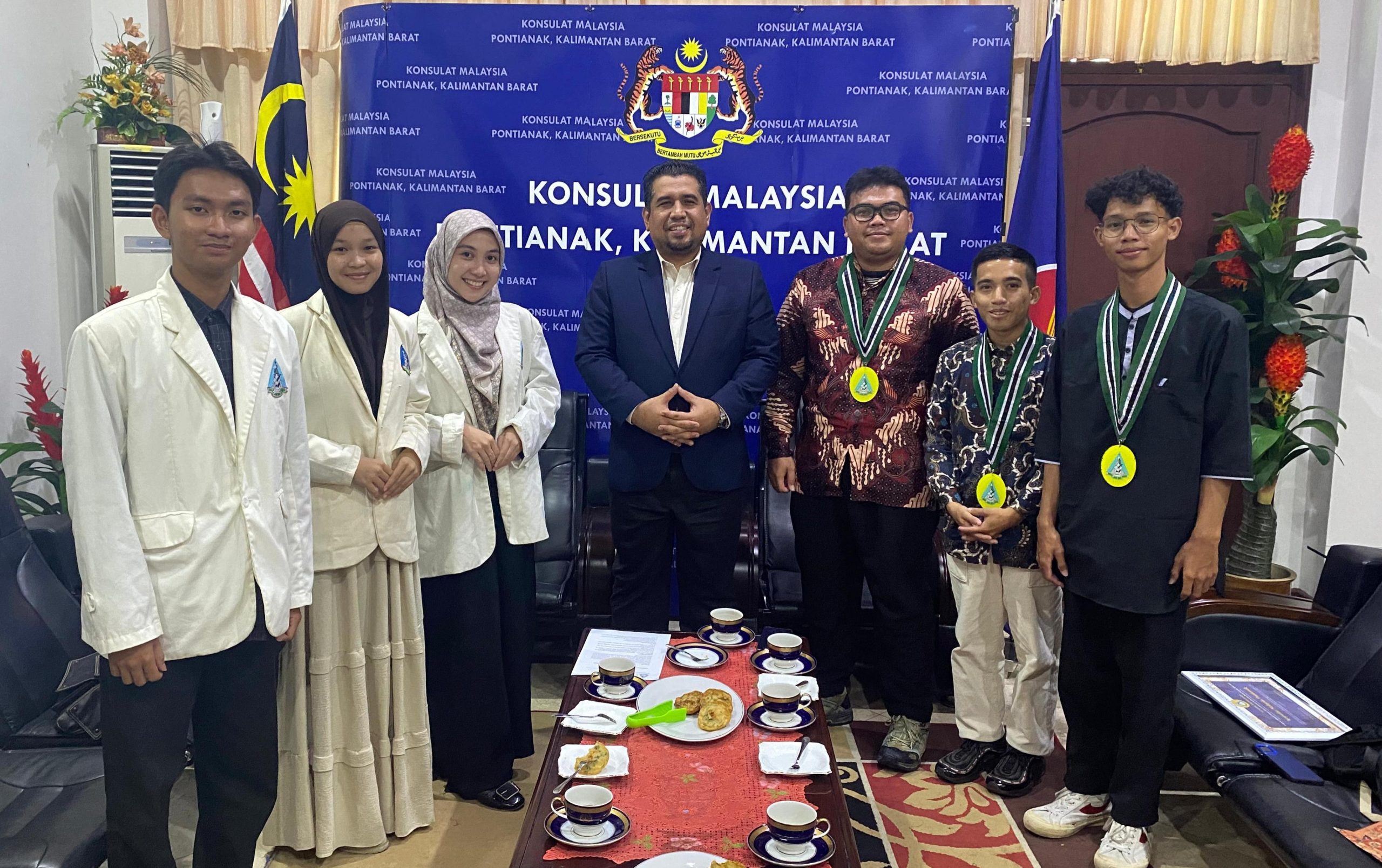 Perwakilan Pengurus Wilayah Pelajar Islam Indonesia (PW PII) Kalimantan Barat berfoto bersama Konsul Malaysia Pontianak, Bapak Azizul Zekri bin Abd Rahim, usai audiensi resmi di Kantor Konsulat Malaysia Pontianak, Selasa (15/07/2025).