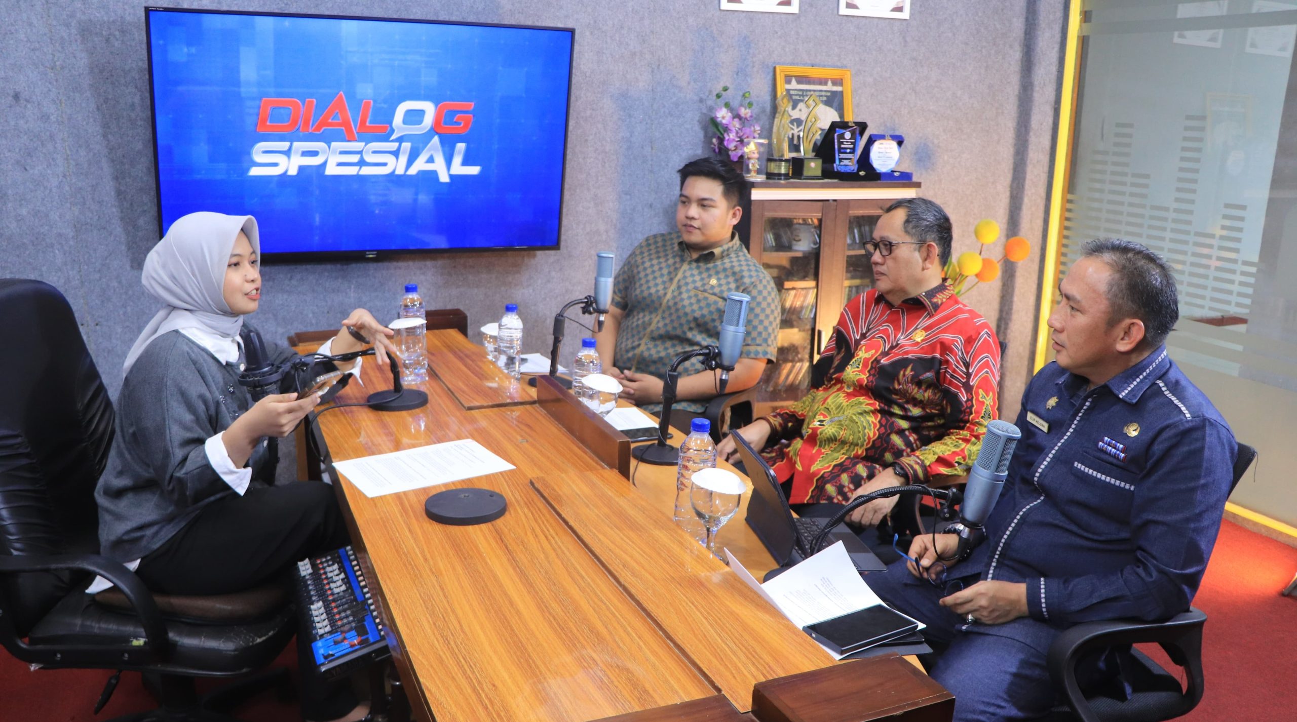 Anggota Komisi I DPRD Provinsi Lampung bersama Sekretaris Dinas Kominfotik Provinsi Lampung, Elip Heldan, menjadi narasumber dalam program Dialog Spesial di Studio Metro TV Lampung, Senin (5/5/2025).