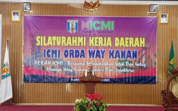 Bupati Way Kanan Ayu Asalasiyah memberikan sambutan pada acara Silaturahmi Kerja Daerah ICMI ORDA Way Kanan yang digelar di Gedung Serbaguna Pemkab Way Kanan, Selasa (8/7/2025).
