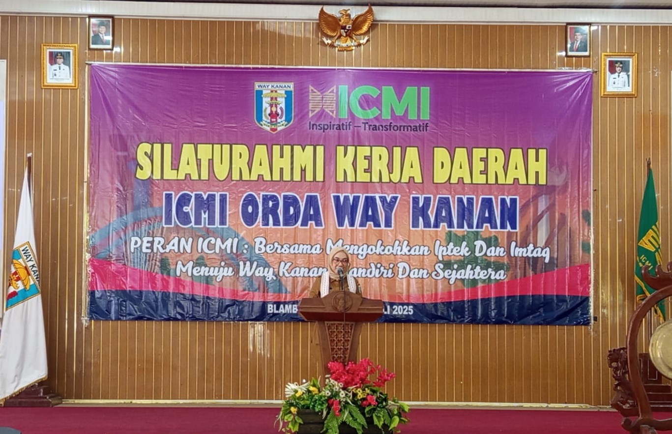 Bupati Way Kanan Ayu Asalasiyah memberikan sambutan pada acara Silaturahmi Kerja Daerah ICMI ORDA Way Kanan yang digelar di Gedung Serbaguna Pemkab Way Kanan, Selasa (8/7/2025).
