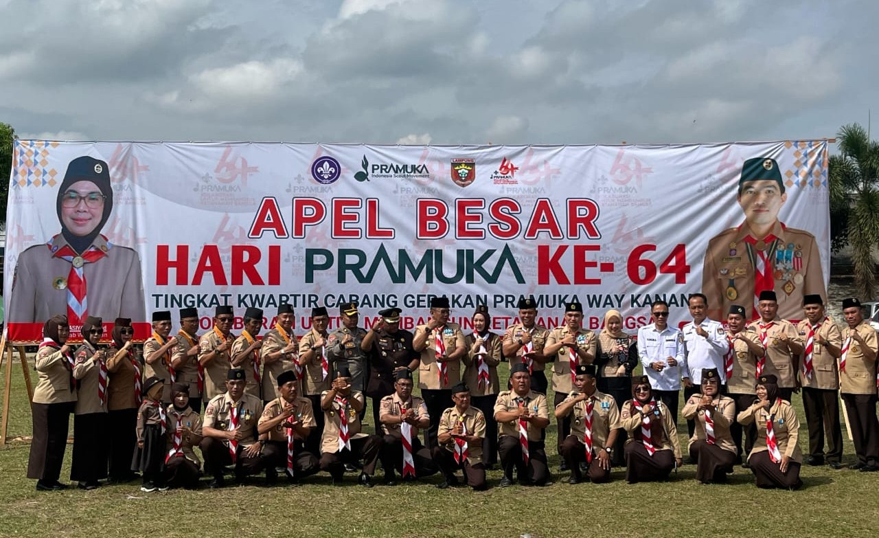 Sekretaris Daerah Kabupaten Way Kanan Machiavelli Herman Tarmizi bersama jajaran Forkopimda, Forkopimcam, dan pengurus Kwartir Cabang Gerakan Pramuka Way Kanan berfoto bersama usai Apel Besar Hari Pramuka ke-64 di Lapangan Sriwijaya, Baradatu, Kamis (14/8/2025).