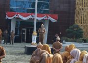 Sekretaris Daerah Kabupaten Way Kanan, Machiavelli Herman Tarmizi, S.STP., M.Si., memberikan arahan kepada jajaran ASN saat memimpin Apel Mingguan di Lapangan Buway Pemuka, Senin (4/8/2025).