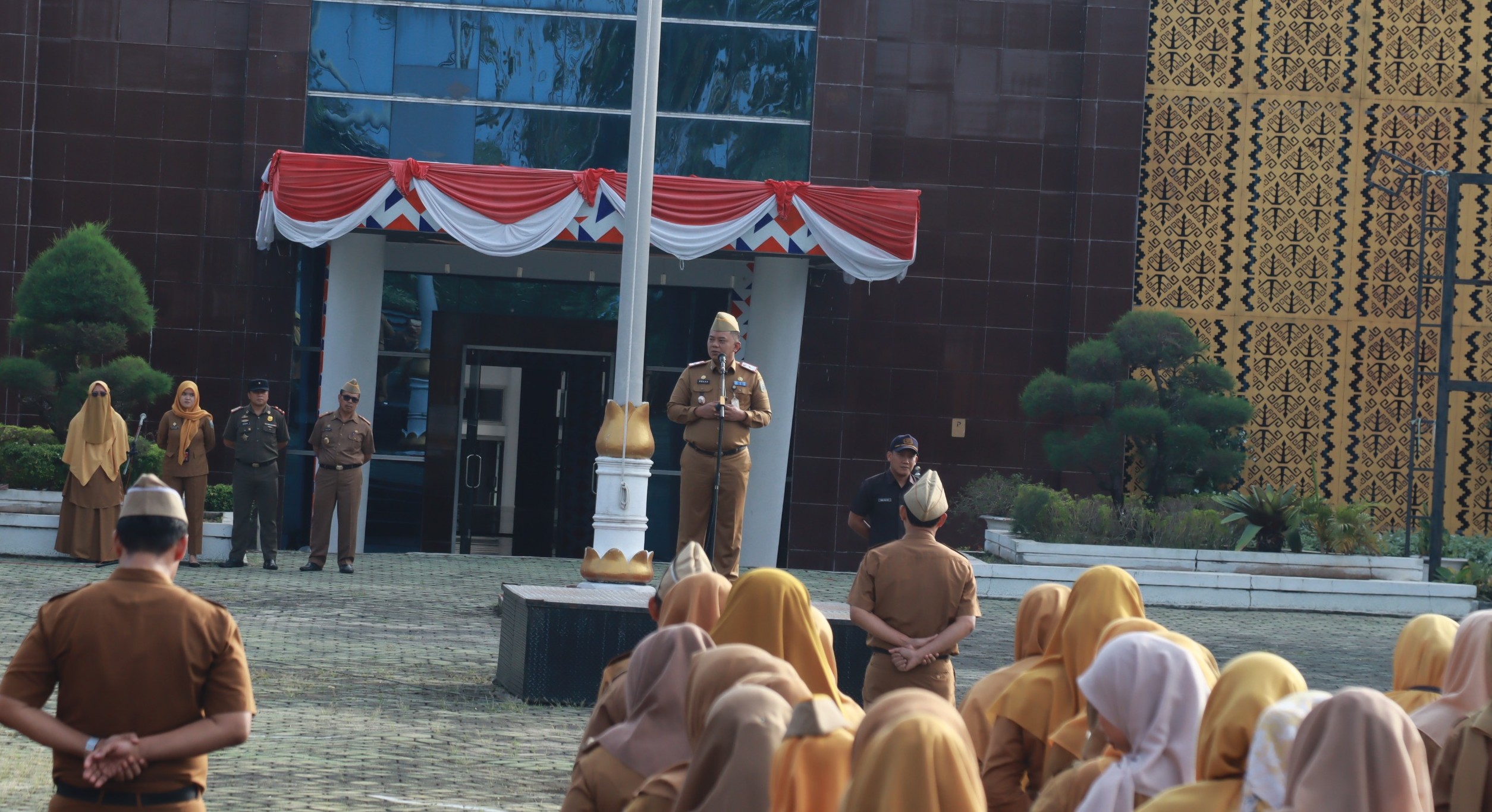 Sekretaris Daerah Kabupaten Way Kanan, Machiavelli Herman Tarmizi, S.STP., M.Si., memberikan arahan kepada jajaran ASN saat memimpin Apel Mingguan di Lapangan Buway Pemuka, Senin (4/8/2025).