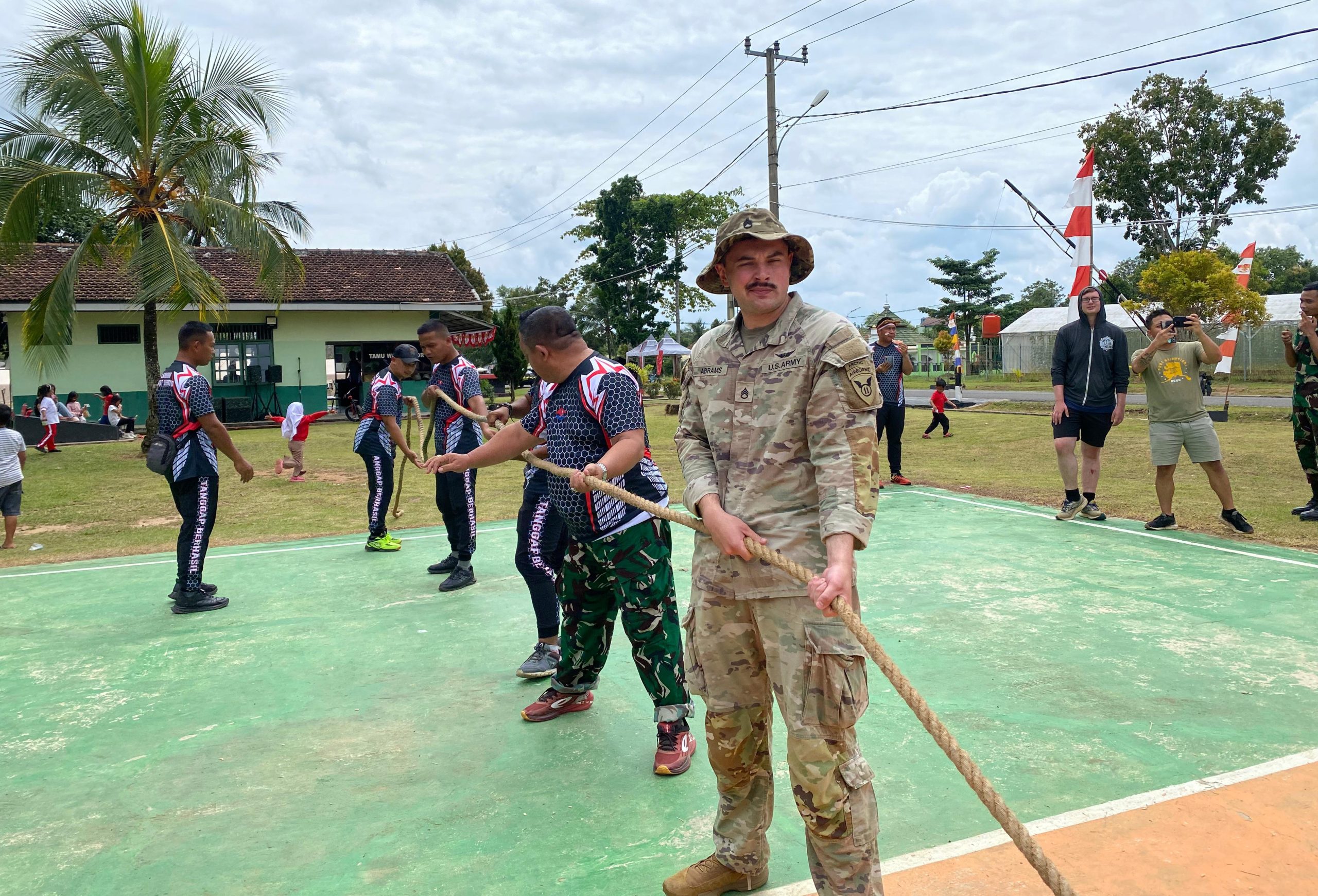 Personel US Army ikut serta dalam lomba tarik tambang bersama prajurit TNI AD di Lanudad Gatot Soebroto Way Kanan, dalam rangka memeriahkan HUT ke-80 Kemerdekaan RI.