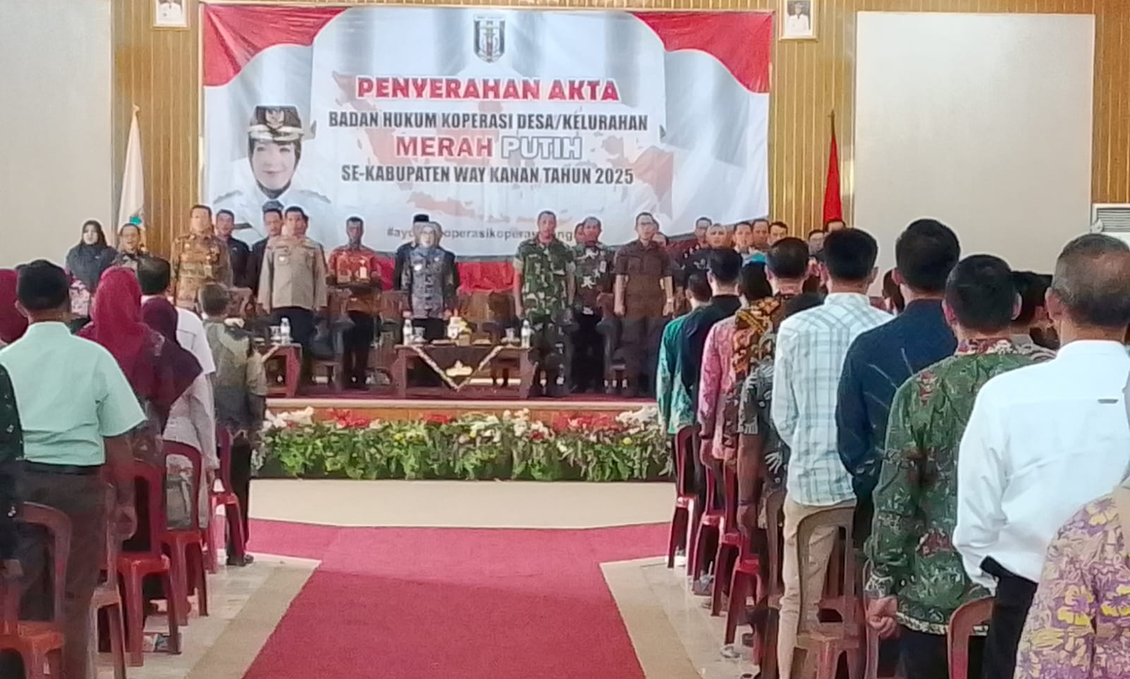 Bupati Way Kanan, Ayu Asalasiyah, S.Ked., bersama jajaran Forkopimda dan tamu undangan menghadiri acara penyerahan akta notaris kepada pengurus Koperasi Desa/Kelurahan Merah Putih se-Kabupaten Way Kanan Tahun 2025, di Gedung Serbaguna Pemkab Way Kanan, Kamis (7/8/2025).