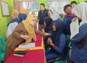 Petugas kesehatan memeriksa kondisi siswa SMPN 1 Blambangan Umpu dalam program Cek Kesehatan Gratis yang digelar Pemerintah Kabupaten Way Kanan, Selasa (12/8/2025).