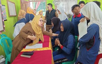 Sekdakab Way Kanan Tinjau Cek Kesehatan Gratis untuk Siswa