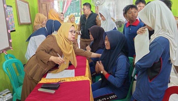 Sekdakab Way Kanan Tinjau Cek Kesehatan Gratis untuk Siswa