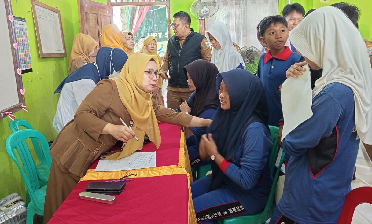 Petugas kesehatan memeriksa kondisi siswa SMPN 1 Blambangan Umpu dalam program Cek Kesehatan Gratis yang digelar Pemerintah Kabupaten Way Kanan, Selasa (12/8/2025).