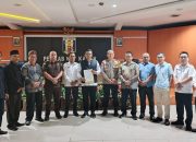 Sekretaris Daerah Kabupaten Way Kanan Machiavelli Herman Tarmizi bersama Forkopimda, perwakilan OPD, tokoh masyarakat, dan pihak PTPN 1 Regional VII berfoto bersama usai mediasi terkait lahan seluas 987,54 hektare di Ruang Rapat Utama Pemkab Way Kanan, Rabu (13/8/2025).