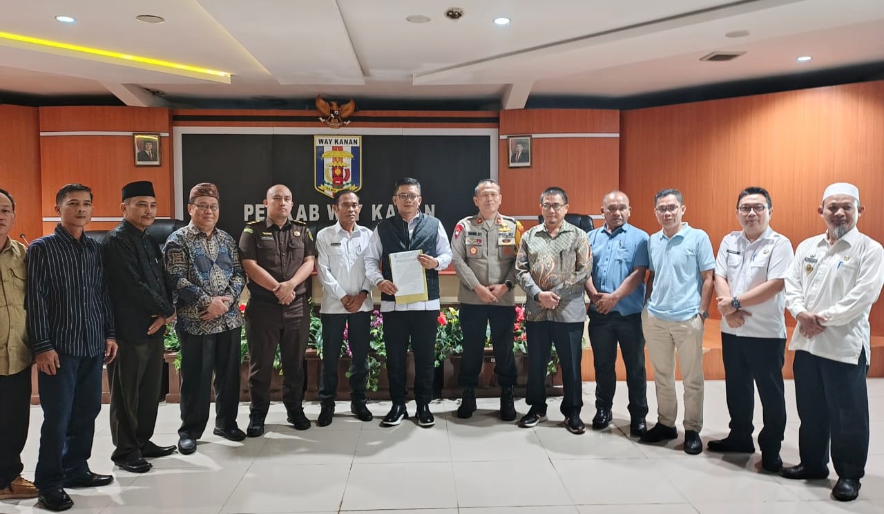 Sekretaris Daerah Kabupaten Way Kanan Machiavelli Herman Tarmizi bersama Forkopimda, perwakilan OPD, tokoh masyarakat, dan pihak PTPN 1 Regional VII berfoto bersama usai mediasi terkait lahan seluas 987,54 hektare di Ruang Rapat Utama Pemkab Way Kanan, Rabu (13/8/2025).