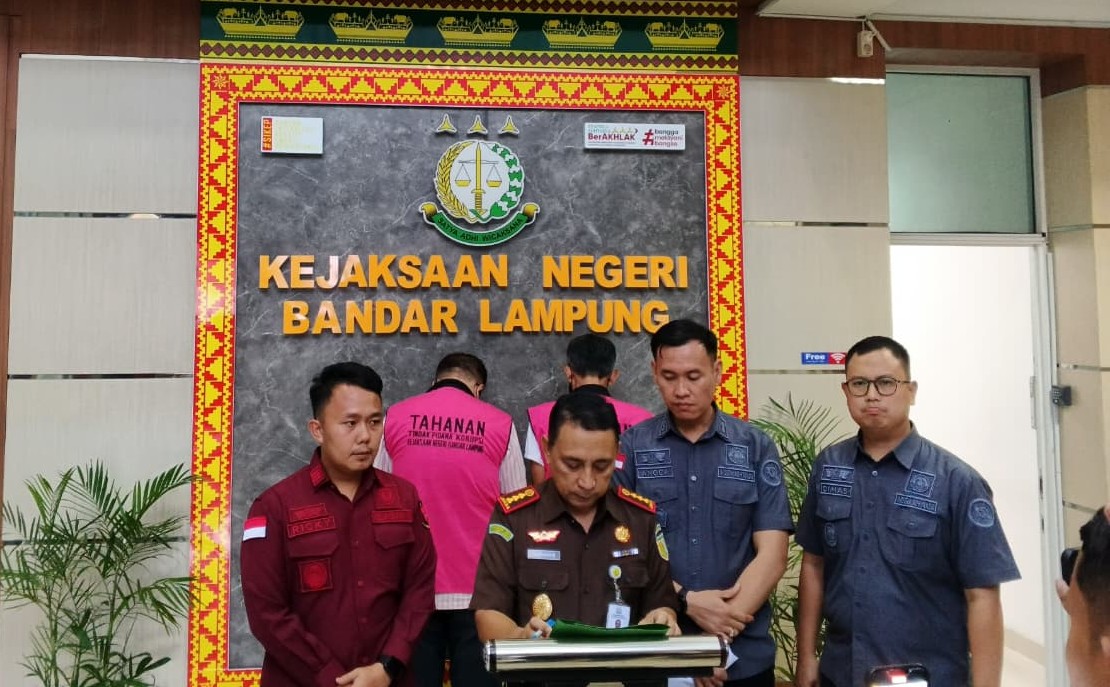 Konferensi pers Kejaksaan Negeri Bandar Lampung terkait penetapan tersangka korupsi retribusi pasar.