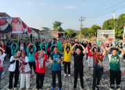 Ratusan warga antusias mengikuti senam sehat dalam rangka HUT RI ke-80 yang digelar Klinik Gusna Medika di halaman klinik, Jalan Lintas Sumatera, Umpu Kencana, Way Kanan, Minggu (10/8/2025).