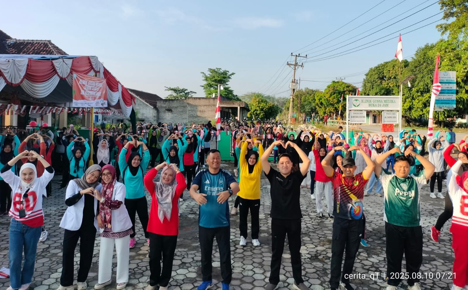 Ratusan warga antusias mengikuti senam sehat dalam rangka HUT RI ke-80 yang digelar Klinik Gusna Medika di halaman klinik, Jalan Lintas Sumatera, Umpu Kencana, Way Kanan, Minggu (10/8/2025).
