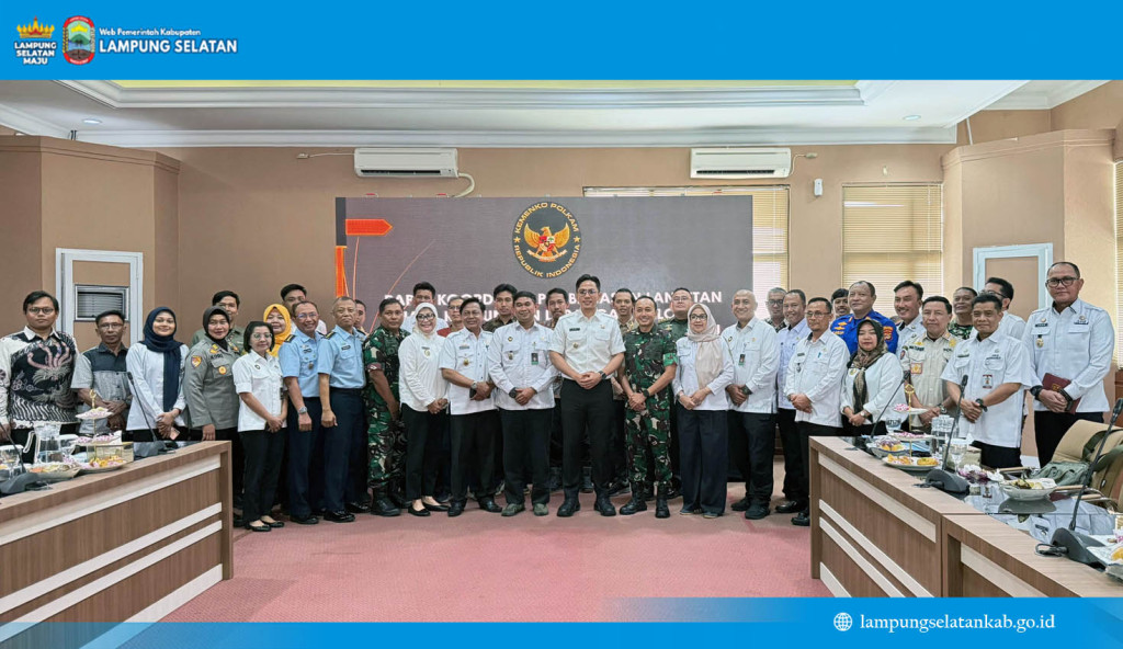 Foto bersama jajaran Pemkab Lampung Selatan, Tim Kemenko Polkam RI, Pusdokkes Polri, DVI, dan Forkopimda usai membahas rencana pemindahan kerangka tentara Belanda di Pulau Sebuku.