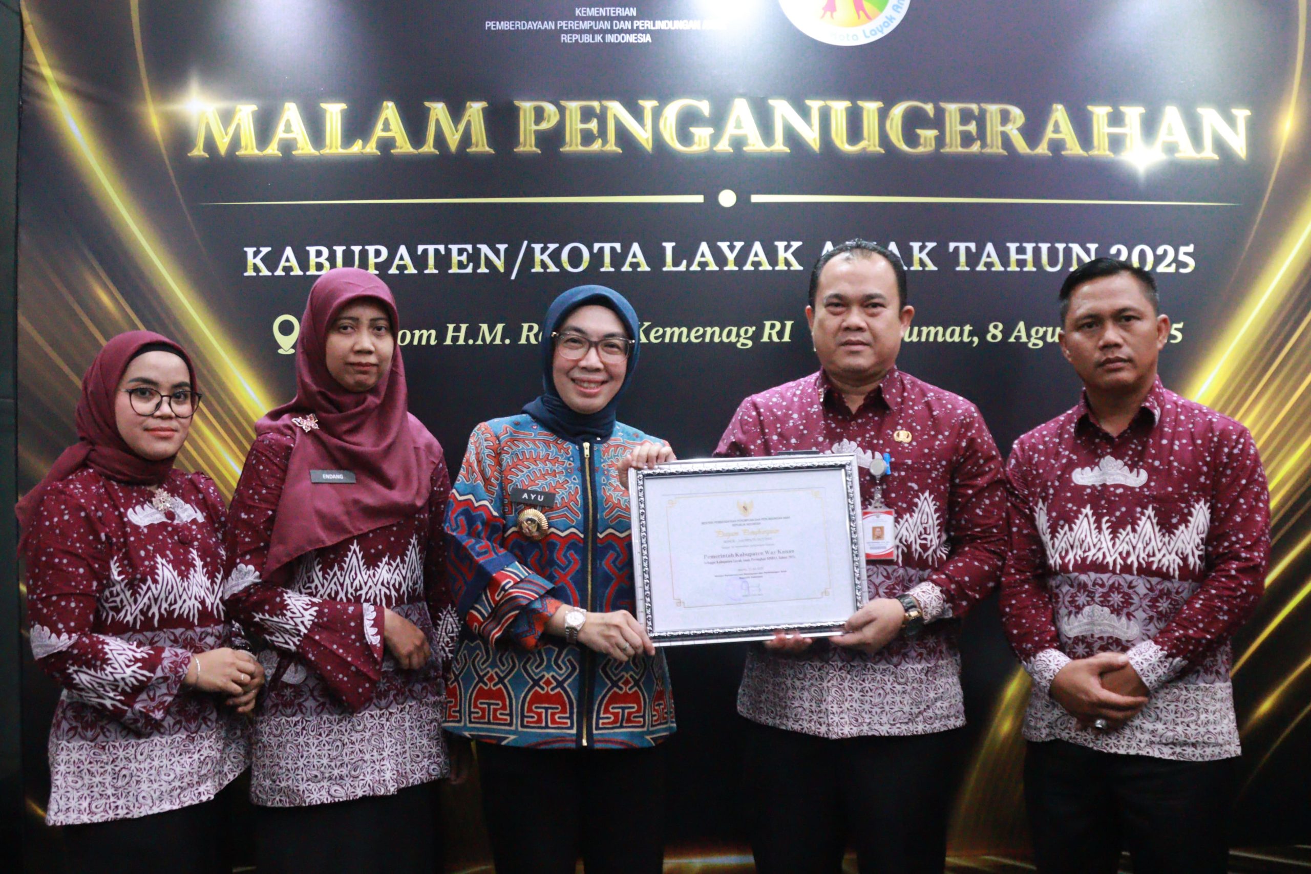 Bupati Way Kanan Ayu Asalasiyah bersama jajaran menerima Penghargaan KLA 2025 Kategori Nindya di Jakarta, Jumat (8/8/2025).