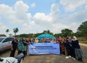 Para dosen Program Studi Teknologi Industri Pertanian ITERA bersama anggota KWT Sekar Transad berfoto di depan alat pengering modern Solar Dome Dryer usai acara serah terima di Desa Bandar Agung, Kecamatan Terusan Nunyai, Lampung Tengah, Senin (11/8/2025).