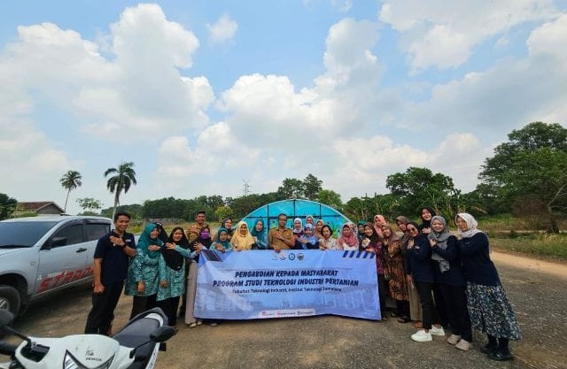 Para dosen Program Studi Teknologi Industri Pertanian ITERA bersama anggota KWT Sekar Transad berfoto di depan alat pengering modern Solar Dome Dryer usai acara serah terima di Desa Bandar Agung, Kecamatan Terusan Nunyai, Lampung Tengah, Senin (11/8/2025).