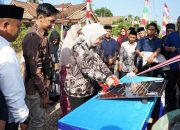 Bupati Way Kanan, Ayu Asalasiyah, S.Ked., menandatangani prasasti peresmian Paguyuban Sadulur Pasundaan di Dusun Pasundan Jaya, Kampung Way Tuba, Kecamatan Way Tuba, Minggu (3/8/2025).
