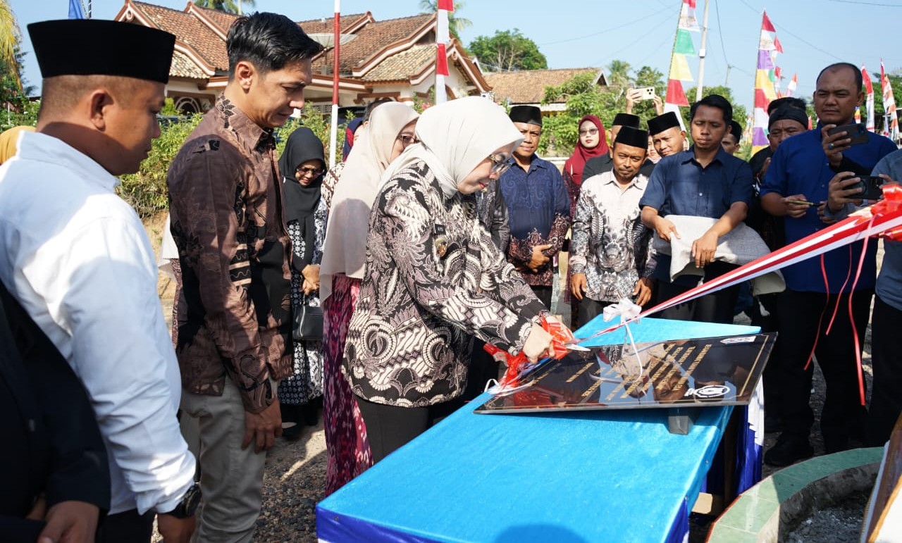 Bupati Way Kanan, Ayu Asalasiyah, S.Ked., menandatangani prasasti peresmian Paguyuban Sadulur Pasundaan di Dusun Pasundan Jaya, Kampung Way Tuba, Kecamatan Way Tuba, Minggu (3/8/2025).