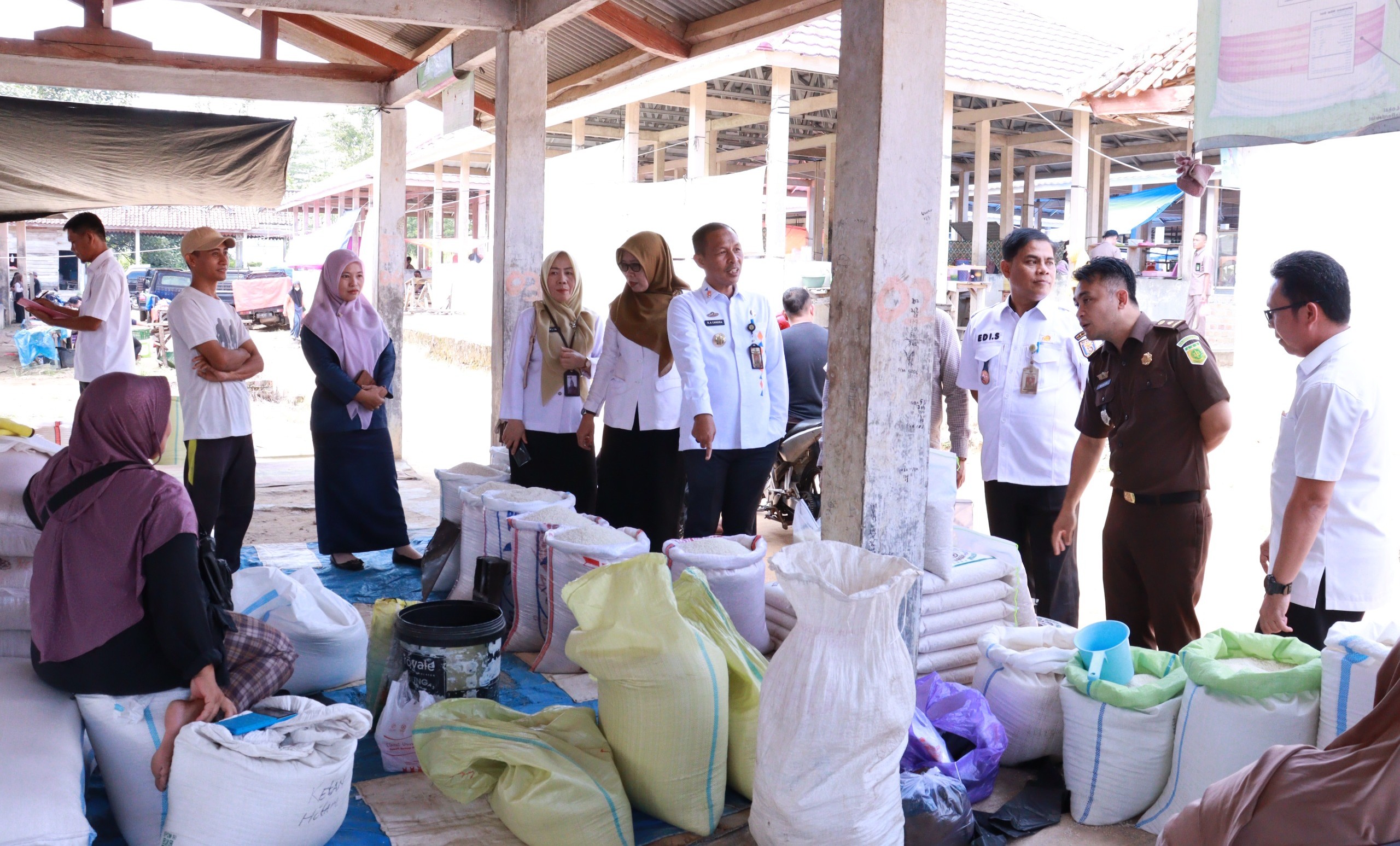 Tim Pengendalian Inflasi Daerah (TPID) Way Kanan melakukan sidak harga bahan pokok di Pasar Pemda Km. 02 Blambangan Umpu untuk memastikan ketersediaan dan stabilitas harga pangan bagi masyarakat.