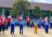 Siswa-siswi SDN 01 Umpu Kencana dengan penuh semangat mengikuti perlombaan dalam rangka memeriahkan HUT ke-80 Kemerdekaan RI di halaman sekolah, Jumat (22/8/2025).