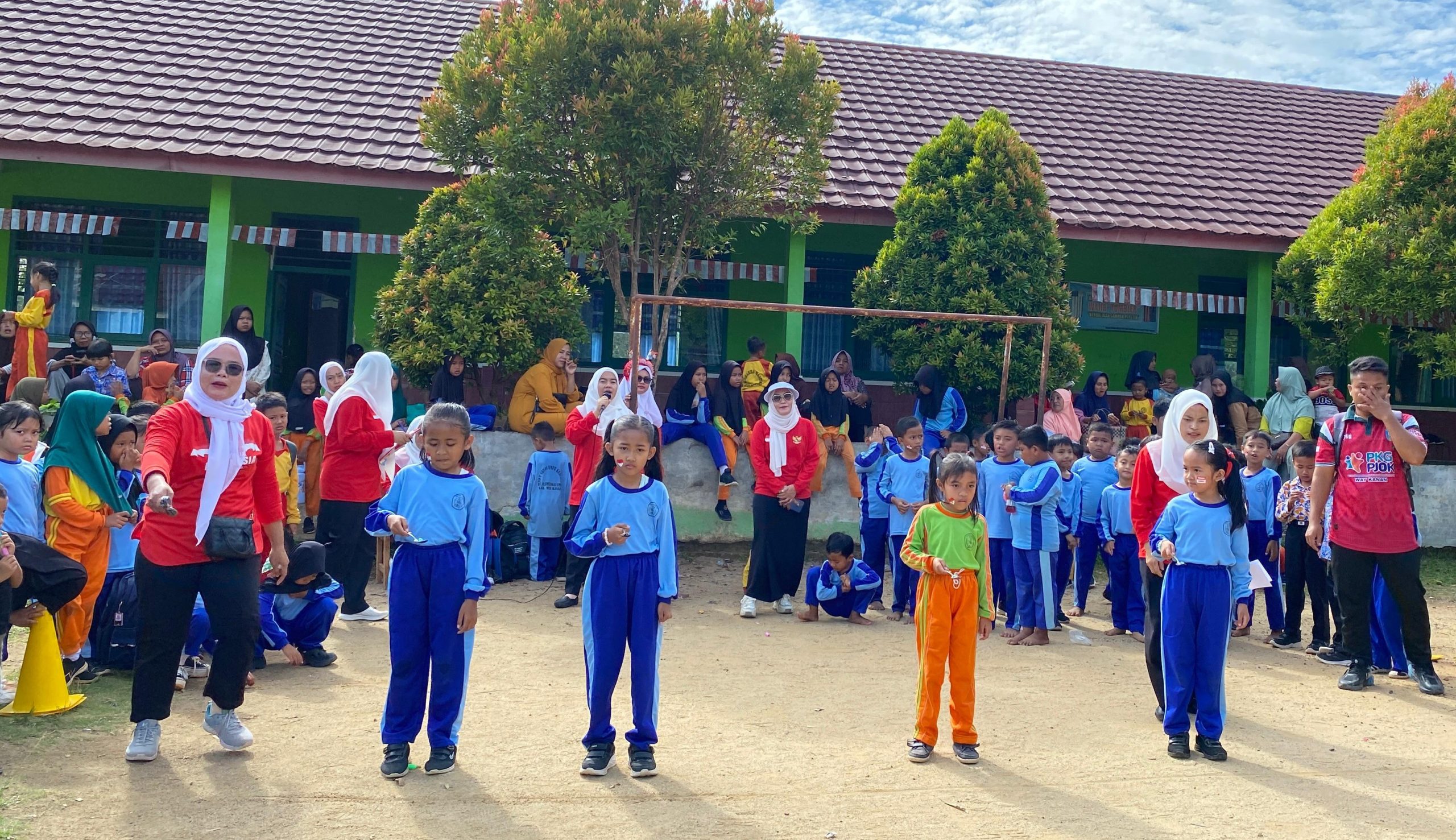 Siswa-siswi SDN 01 Umpu Kencana dengan penuh semangat mengikuti perlombaan dalam rangka memeriahkan HUT ke-80 Kemerdekaan RI di halaman sekolah, Jumat (22/8/2025).